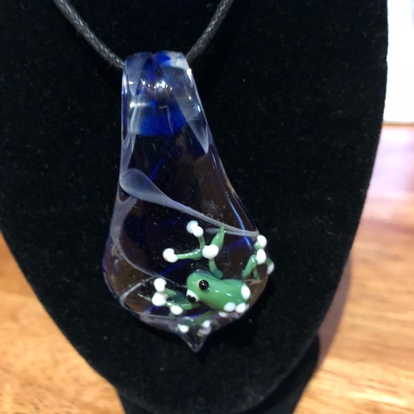 GlassTear drip pendant with frog - Picture 1 of 3